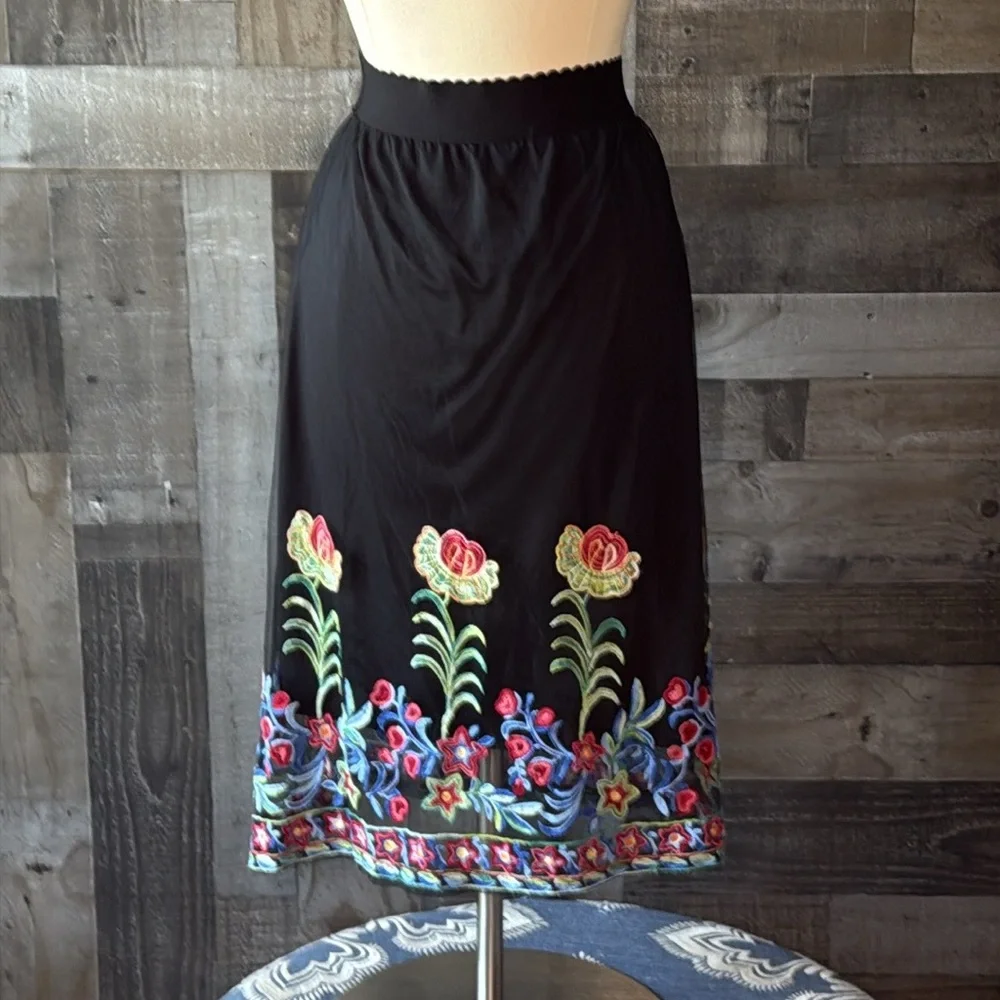 Floral embroidered black midi skirt medium fiesta festival resortwear party